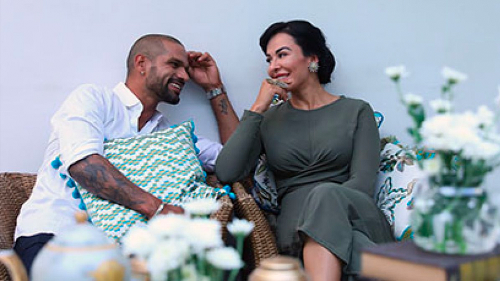 প্রেমিকের কোন গুণটা সবথেকে ভাল লেগেছিল? আয়েশা জানিয়েছেন, শিখরের কেয়ারিং দিকটাই মুগ্ধ করেছিল তাঁকে। বিয়ের পরেও শিখর একইরকম অন্যের প্রতি যত্নবান। কেরিয়ার এবং পরিবারের মধ্যে ভারসাম্য রক্ষার দিকেও তিনি দক্ষ। জানিয়েছেন তাঁর স্ত্রী।