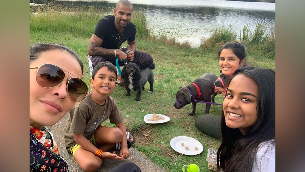 মাঠের বাইরে ৪ দেওয়ালের মধ্যে শিখর আদ্যন্ত ফ্যামিলিম্যান। ঘরের কাজে স্ত্রীর সঙ্গে হাত লাগাতে তিনি কুণ্ঠাহীন। তিন সন্তানের প্রয়োজনেও তিনি সবসময় হাজির।