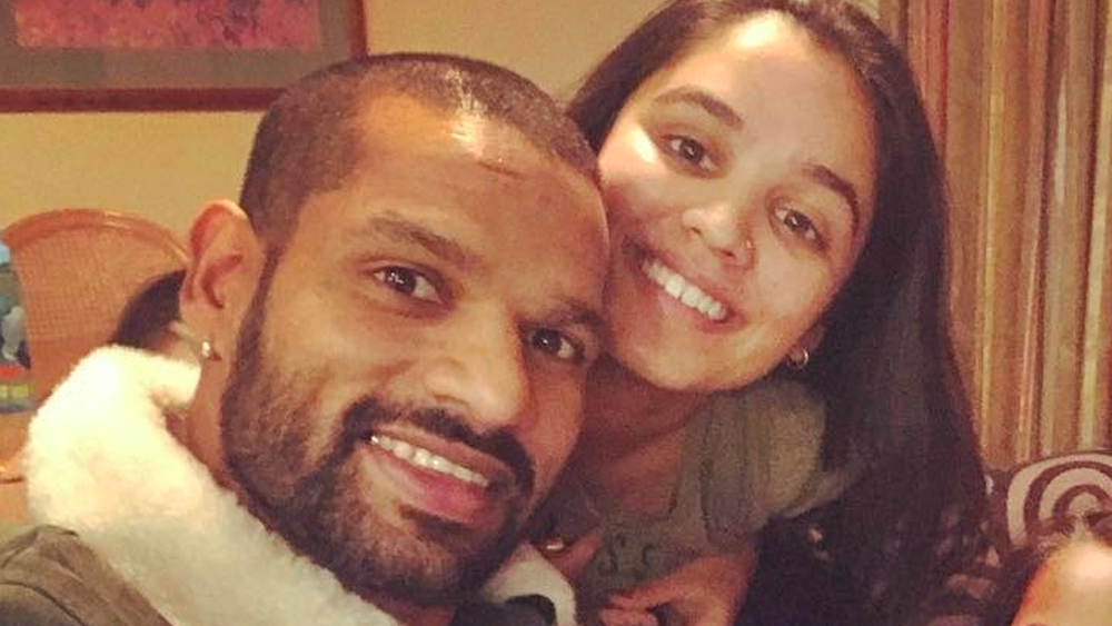 বড় মেয়ে আলিয়ার সঙ্গে শিখরের বয়সের ব্যবধান মাত্র ১৫ বছর। বয়সের ব্যবধান কম হওয়ায় সত্ত্বেও মেয়ের অভিভাবক হওয়ার ক্ষেত্রে কোনও সমস্যা হয়নি শিখরের।