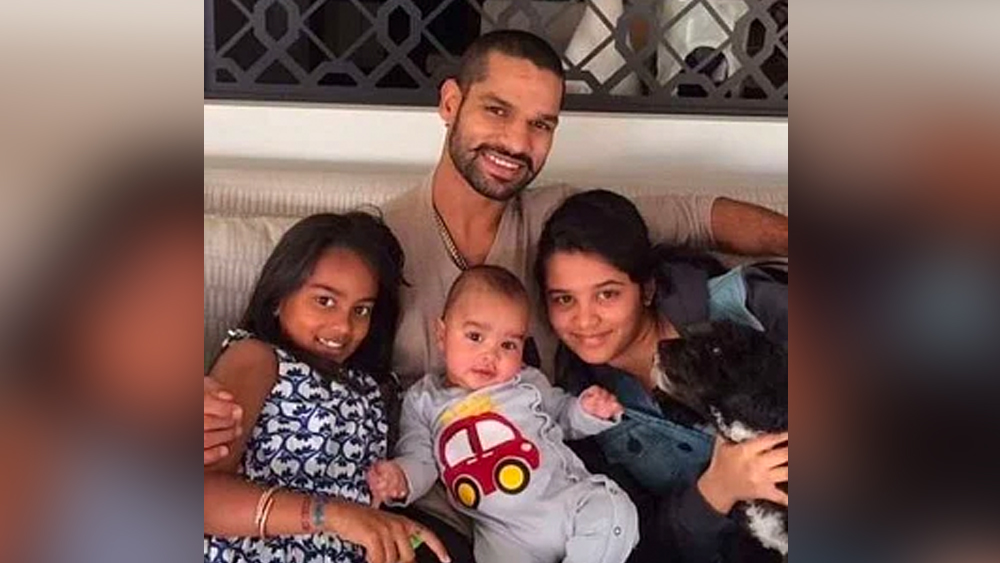 সোশ্যাল মিডিয়ায় সন্তানদের ছবি প্রায়ই শেয়ার করেন শিখর। ছোট মেয়ের জিমন্যাস্টিকের দক্ষতায় শিখর মুগ্ধ। জানাতে ভোলেন না সে কথাও।