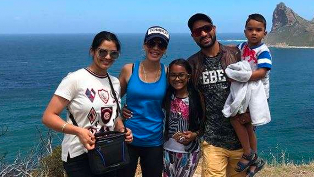 কেরিয়ারের চাপ সামলেও তিন সন্তানকে সময় দেন শিখর। ‘পাওয়ার কাপল’ পরিচয়ের পাশাপাশি তাঁর এবং আয়েশার স্বপ্ন ভাল বাবা-মা হওয়াও।