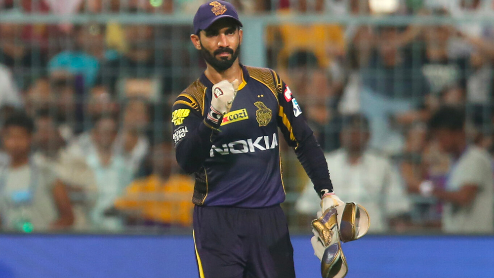 দীনেশ কার্তিক: ধারাবাহিকতার অভাব রয়েছে তাঁর ব্যাটেও। কোনও ম্যাচে তাঁর ব্যাটেই ম্যাচ জিতেছে কলকাতা। আবার তিনিই পর পর ব্যাট হাতে ব্যর্থ হয়েছেন। প্লে অফে উঠতে গেলে কার্তিকে জ্বলে উঠতেই হবে।