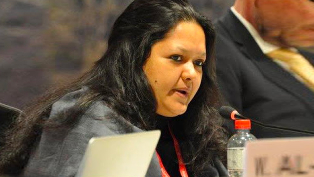 ব্যক্তিগত জীবন প্রচারের আড়ালে রাখতেই ভালবাসেন আঁখি। তাঁর ছাত্রীজীবনের প্রথমার্ধ কেটেছে কলকাতায়। কলকাতা বিশ্ববিদ্যালয় থেকে স্নাতক স্তর সম্পূর্ণ করে লোরেটো কলেজের ছাত্রী আঁখি চলে যান দিল্লি। জওহরলাল নেহরু বিশ্ববিদ্যালয় থেকে আন্তর্জাতিক সম্পর্ক এবং রাষ্ট্রবিজ্ঞানে স্নাতকোত্তর করেন।