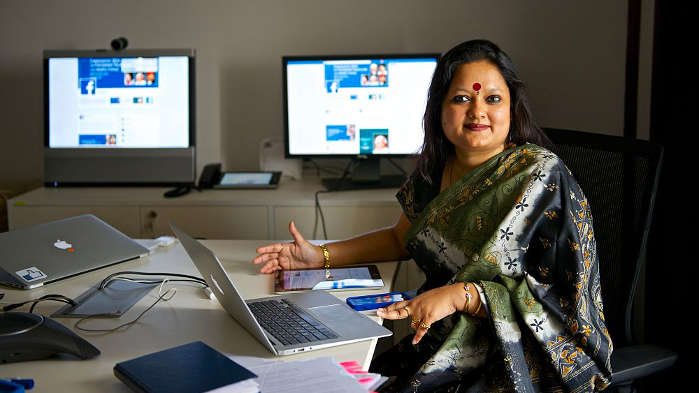 আমেরিকার ওই সংবাদপত্র তাদের রিপোর্টে ফেসবুকের অভ্যন্তরীণ কয়েকটি ইমেল প্রকাশ করে। তার ভিত্তিতে ওই রিপোর্টে দাবি করা হয়, বিজেপি নেতা টি রাজা সিংহের পোস্ট করা ‘উস্কানিমূলক’ মন্তব্য সরানোর বিরোধিতার পাশাপাশি আঁখি ওই বিজেপি নেতাকে ‘বিপজ্জনক’ বলে চিহ্নিত করার ক্ষেত্রেও বিরোধিতা করেছিলেন।