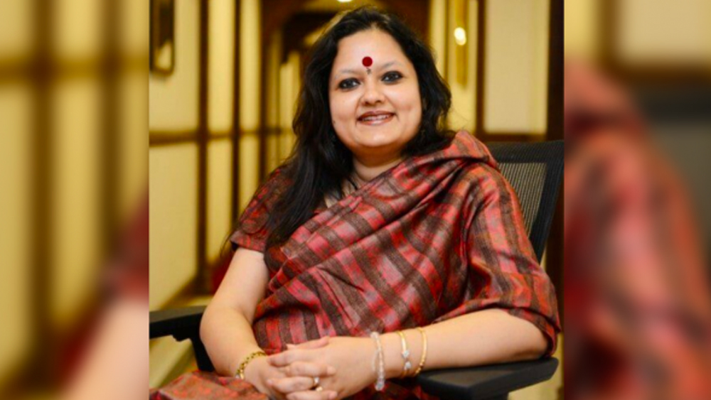 ছত্তীসগঢ় পুলিশ সূত্রের খবর, আবেশ তিওয়ারি নামে এক সাংবাদিকের অভিযোগের ভিত্তিতেই আঁখির বিরুদ্ধে মামলা দায়ের হয়। অন্য দিকে অনলাইন ও অফলাইনে তাঁকে শারীরিক আক্রমণ ও প্রাণনাশের হুমকি দেওয়া হচ্ছে বলে দিল্লি পুলিশের সাইবার অপরাধ শাখায় আবেশ-সহ মোট ৮ জনের বিরুদ্ধে অভিযোগ দায়ের করেন আঁখি।