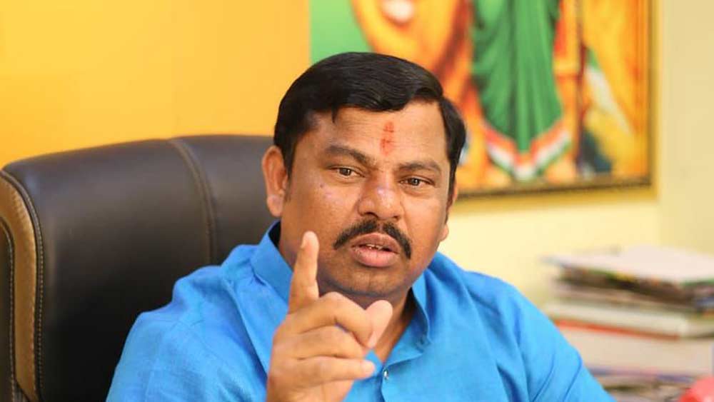 ফেসবুকে যাঁর উস্কানিমূলক বার্তা নিয়ে এত বিতর্কের জলঘোলা হয়, তেলঙ্গানার সেই নেতা হলেন টি রাজা সিংহ। এই বিজেপি বিধায়ক একটি বিশেষ ধর্মীয় গোষ্ঠীর মানুষদের গুলি করে মারার সওয়াল করেছিলেন ফেসবুকে।