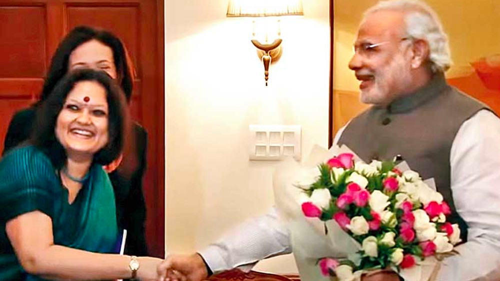 ২০১১ সালে ফেসবুকের ভারতীয় শাখায় যোগ দেওয়া আঁখির অন্যতম কাজই ছিল সরকারের সঙ্গে সংস্থার সম্পর্ক মসৃণ রাখা। তাঁর বিরুদ্ধে রাজনৈতিক পক্ষপাতের অভিযোগ উঠেছে একাধিক বার।