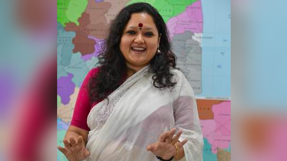 আমেরিকার নামী সংবাদপত্রে প্রকাশিত প্রতিবেদনে দাবি, ২০১৪ সালে নরেন্দ্র মোদী লোকসভা ভোটে জেতার পরে উচ্ছ্বসিত আঁখি কর্মীদের ই-মেলে লিখেছিলেন, “আমরা ওঁর সোশ্যাল মিডিয়ার প্রচার দাবানলের মতো ছড়িয়ে দিয়েছিলাম। বাকিটা ইতিহাস।” ২০১২ সালে গুজরাতে বিধানসভা ভোটের সময়েও নাকি বিজেপিকে সোশ্যাল মিডিয়ায় দড় করে তোলায় ভূমিকা ছিল প্রাক্তন ফেসবুক কর্ত্রীর।