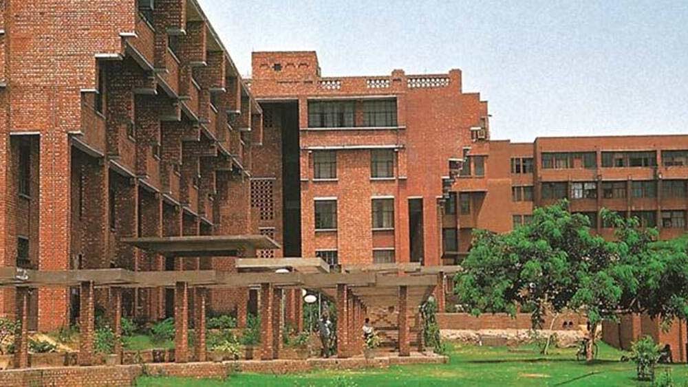 আঁখির পাশে আছেন তাঁর পরিজনরাও। রাজ্যের প্রাক্তন মন্ত্রী তথা তৃণমূলনেতা রবিরঞ্জন চট্টোপাধ্যায়ের পুত্রবধূ তিনি। স্বামী সৌম্য চট্টোপাধ্যায়ের সঙ্গে আঁখি বর্তমানে দিল্লিবাসী। প্রেসিডেন্সি কলেজের প্রাক্তন ছাত্র সৌম্যও জওহরলাল নেহরু বিশ্ববিদ্যালয়ে যুক্ত ছিলেন এবিভিপি-র সঙ্গে।