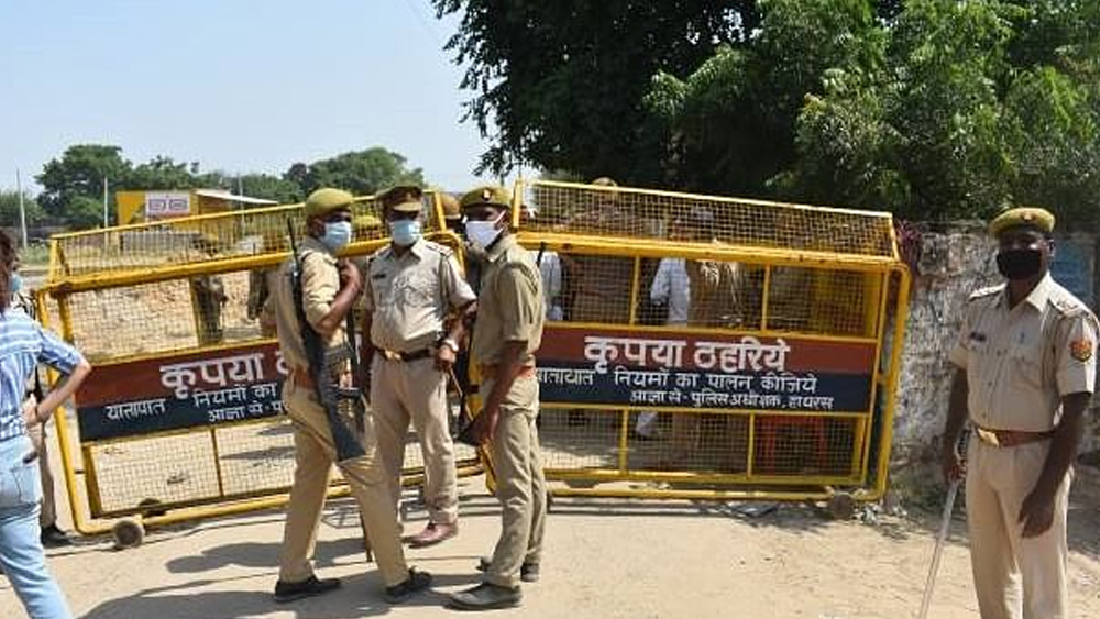 হাথরসের ছোট একটি গ্রাম বুলা গড়হী। দলিত তরুণীর গণধর্ষণ ও খুনের ঘটনায় গত দু’সপ্তাহ ধরে দেশের নজরে এই গ্রাম।