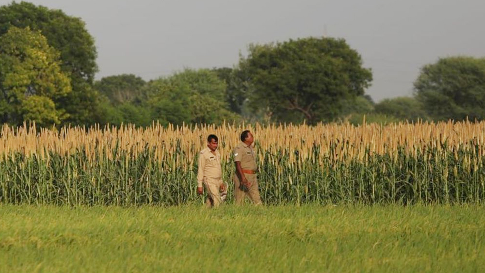 গত ১৪ সেপ্টেম্বর মায়ের সঙ্গে বাড়ির অদূরেই খেতে কাজ করতে গিয়েছিলেন বছর উনিশের ওই তরুণী। প্রত্যক্ষদর্শীদের বক্তব্য, মায়ের থেকে কিছুটা দূরেই ছিলেন তিনি।