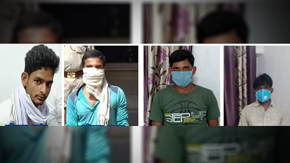 আচমকাই উচ্চবর্ণের চার যুবক সেখানে এসে তরুণীর গলায় ওড়না পেঁচিয়ে তাঁকে খেতের ভিতরে টেনে নিয়ে যায়। সেখানেই গণধর্ষণ করা হয় তাঁকে।