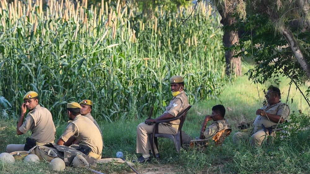 অকথ্য শারীরিক অত্যাচার চালানোর পর তরুণীকে শ্বাসরোধ করে খুন করার চেষ্টা করে দুষ্কৃতীরা। তার পর তাঁকে গুরুতর জখম অবস্থায় ফেলে রেখে সেখান থেকে পালায়।