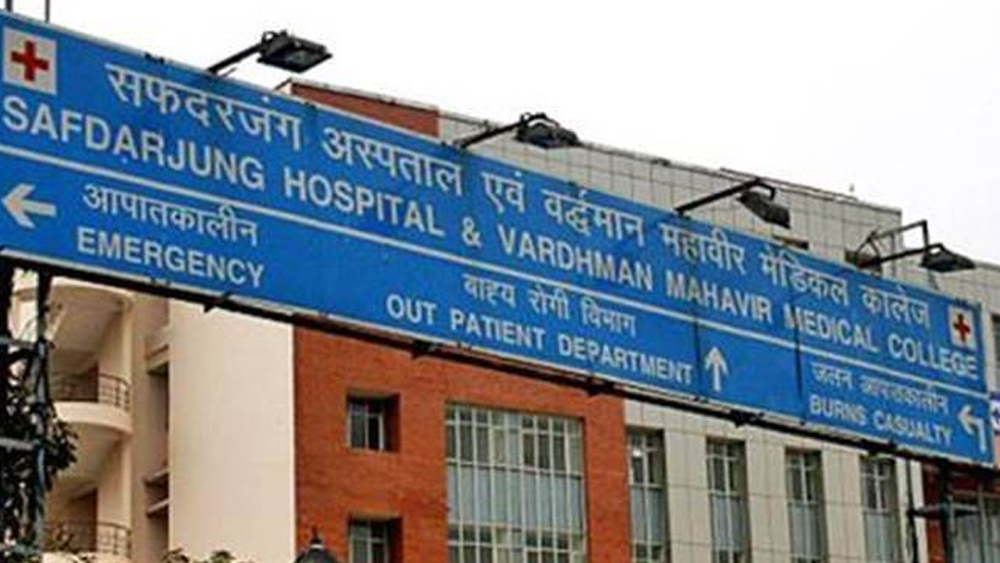 তরুণীকে প্রথমে স্থানীয় চাঁদ পা থানায় নিয়ে যান পরিবারের লোকেরা। তাঁদের অভিযোগ, অভিযোগ না নিয়ে তাঁদের পিরিয়ে দেয় থানা। এর পর ওই তরুণীকে নিয়ে যাওয়া হয় জওহরলাল নেহরু মেডিক্যাল কলেজ হাসপাতালে। অবস্থার উন্নতি না হওয়ায় তাঁকে স্থানান্তরিত করা হয় দিল্লির সফদরজং হাসপাতালে। ২২ সেপ্টেম্বর হাসপাতালে মারা যান তিনি।