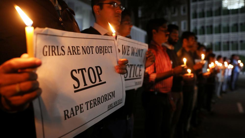 পুলিশ জানিয়েছে, তরুণীর মুখের একাধিক জায়গায় এবং জিভে কামড়ের গভীর ক্ষত ছিল। তাঁর শিরদাঁড়া ও ঘাড়েও মারাত্মক চোট ছিল। দু’পা আর একটি হাতে কোনও সাড় ছিল না।