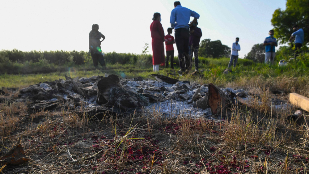 ময়নাতদন্তের প্রাথমিক রিপোর্টে তরুণীকে বারবার শ্বাসরোধ করার চেষ্টার কথা উল্লেখ করা হয়েছে। তাঁর গলায় শ্বাসরোধ করার  চিহ্নও পাওয়া গিয়েছে। তবে চিকিৎসকদের দাবি, শ্বাসরোধের জেরে মৃত্যু হয়নি ওই তরুণীর। বলা হয়েছে, তরুণীর ‘সি ৬ কশেরুকা’ (ঘাড়ের অংশের হাড়) ভেঙে গিয়েছিল। সেখান থেকে অতিরিক্ত রক্তপাতই তাঁর মৃত্যুর কারণ। ময়নাতদন্তের চূড়ান্ত রিপোর্টে দাবি করা হয়, তরুণীর গোপনাঙ্গে ক্ষত পাওয়া গিয়েছে। তবে ‘পেনিট্রেটিভ রেপ’ হয়নি। ফরেন্সিক রিপোর্টে বলা হয়, মৃতার গোপনাঙ্গে শুক্রাণুর নমুনা মেলেনি।