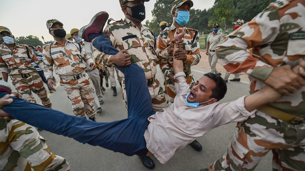 তরুণীর মৃত্যুর পরেই ওই ঘটনা নিয়ে দেশ জুড়ে প্রতিবাদে নামে আমজনতা থেকে বিরোধী রাজনৈতিক দলগুলি। পুলিশের বিরুদ্ধেও গাফিলতির অভিযোগ ওঠে। উত্তরপ্রদেশের মুখ্যমন্ত্রী যোগী আদিত্যনাথের পদত্যাগের দাবি তোলেন বিরোধী দলনেতারা।