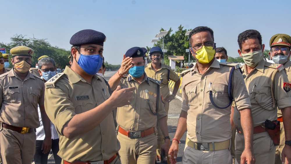 হাথরস ধর্ষণকাণ্ডে চার অভিযুক্ত গ্রেফতার হয়েছে। কিন্তু পুলিশ প্রথমে তাদের বিরুদ্ধে ধর্ষণের মামলা রুজু করতে চায়নি। পরে নিগৃহীতার মৃত্যুকালীন জবানবন্দি রেকর্ড করার পর ওই ধারা যুক্ত করে পুলিশ। ঘটনার তদন্তের জন্য বিশেষ তদন্তকারী দল (সিট) গঠন করে যোগী প্রশাসন।