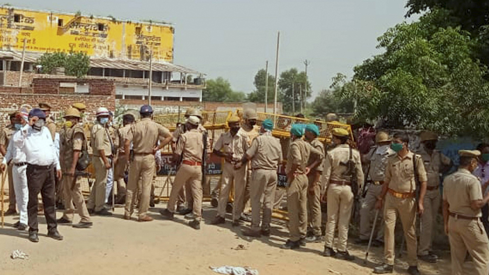 অন্য দিকে, পরিস্থিতি ক্রমশ উত্তপ্ত হয়ে ওঠায় বুলা গড়হীতে ১৪৪ ধারা জারি করা হয়। ‘বহিরাগত’-দের প্রবেশ আটকাতে গোটা গ্রাম পুলিশ দিয়ে ঘিরে রাখা হয়। সংবাদমাধ্যমকেও ঢুকতে দেওয়া হয়নি। নির্যাতিতার পরিবারের সঙ্গে কথা বলতেও অনুমতি দেওয়া হয়নি।