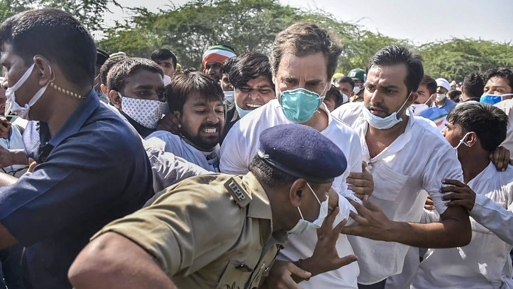 প্রথমে গ্রেটার নয়ডার কাছে রাহুল, প্রিয়ঙ্কা-সহ কংগ্রেসের প্রতিনিধি দলের কনভয় আটকে দেয় পুলিশ। তাঁরা সেখান থেকে হেঁটে নির্যাতিতার বাড়ি যাওয়ার চেষ্টা করলে ফের রাস্তা আটকানো হয়। পুলিশের সঙ্গে ধস্তাধস্তিতে রাস্তায় পড়ে যান রাহুল। যোগীর পুলিশের যুক্তি ছিল, কোভিডের কারণেই রাজ্যে নিয়ন্ত্রণ জারি রয়েছে। তাই রাহুল-প্রিয়ঙ্কার কনভয় আটকানো হয়েছে।
