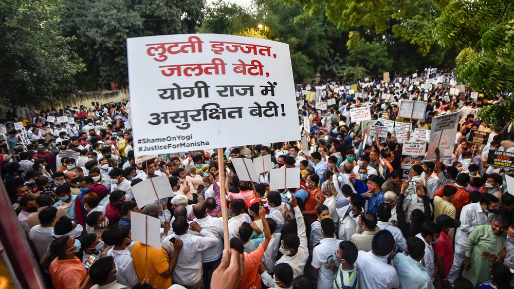 ওই ঘটনার প্রতিবাদে শুক্রবারেই দিল্লির যন্তর মন্তরে প্রচুর সাধারণ মানুষ বিক্ষোভ দেখান। মোমবাতি মিছিলও করেন তাঁরা।