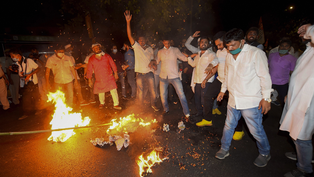 চাপের মুখে শুক্রবার রাতে হাথরসের পুলিশ সুপার, ডিএসপি এবং আরও দুই পুলিশকর্মীকে সাসপেন্ড করে যোগীর প্রশাসন।
