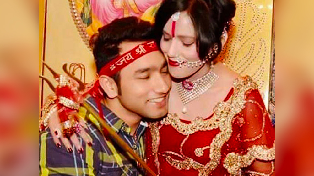 সূত্র বলছে, এ বারের সিজনে রাধে মা-ই নাকি সবচেয়ে দামি প্রতিযোগী। প্রতি সপ্তাহে তাঁর প্রাপ্য পারিশ্রমিক জানলে অবাক হবেন আপনিও। এক ঝলকে দেখে নেওয়া যাক, এক সময় দর্জির কাজ করা রাধে মা'র ধর্মগুরু হয়ে ওঠার নেপথ্যের কাহিনি। 