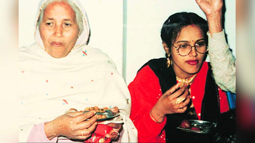 রাধে মা'র প্রকৃত নাম সুখবিন্দর কউর। পঞ্জাবের গুরুদাসপুর জেলায় এক গ্রামে তিনি জন্ম নেন। ক্লাস ফোর অবধি পড়াশোনা। মাত্র ১৭ বছর বয়েসেই বিয়ে হয়ে যায় তাঁর। তাঁর ঠিক তিন বছরের মধ্যেই দুই সন্তানের মা হন তিনি।