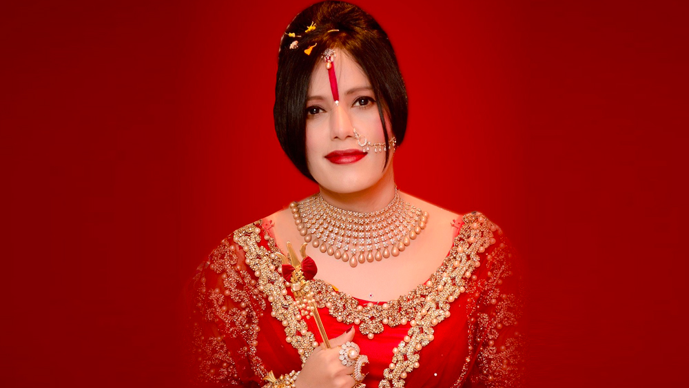 এর পর ২৩ বছর বয়সে রাধে মা ওরফে সুখবিন্দর কউর ধর্মগুরু রামদীন দাসের সংস্পর্শে আসেন। রামদীন দাসের আশ্রম পরমহংস ডেরাই তাঁর স্থায়ী ঠিকানা হয়ে ওঠে। রামদীন দাসই সুখবিন্দর কউরকে প্রথম 'রাধে মা' নামে ভূষিত করেন। রাধে মা অর্থাৎ রাধার অংশ, ক্রমে এ ভাবেই পরিচিতি পেতে থাকেন পঞ্জাবের এক প্রত্যন্ত গ্রামের বধূ সুখবিন্দর।