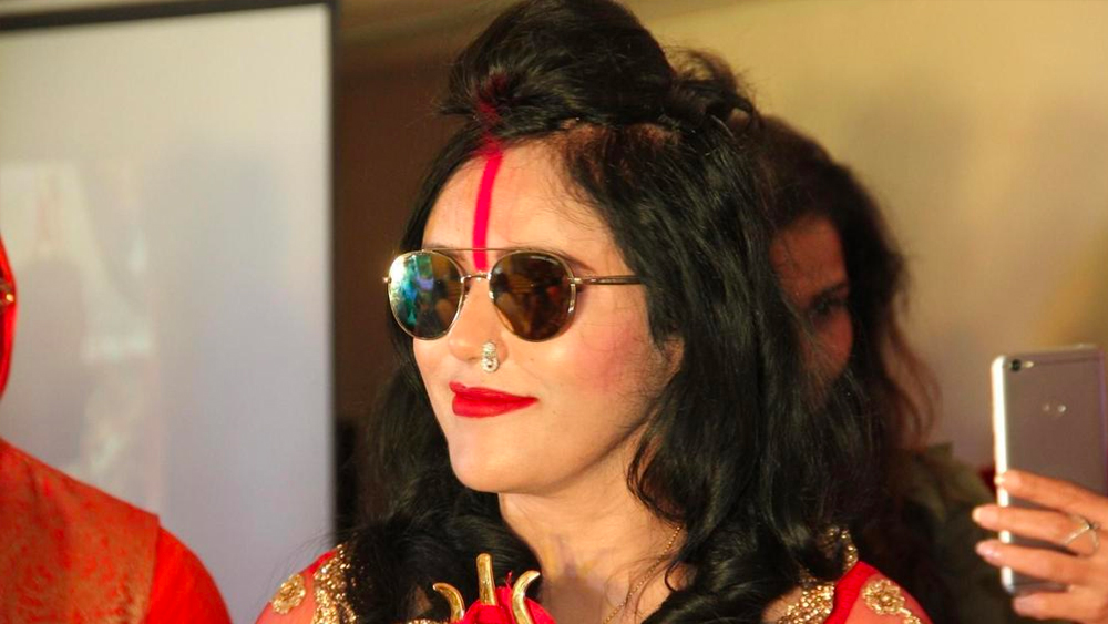 নাম-যশ ছড়িয়ে পড়তে সময় লাগল না। একের পর এক বাড়তে থাকল ভক্তসংখ্যাও। ভক্তদের বিশ্বাস, তিনি মা দুর্গার অংশ। শক্তির প্রতীক লাল রং। আর সে কারণেই রাধে মা'কে লাল ছাড়া আর অন্য কোনও রঙের পোশাকে আজ পর্যন্ত দেখা যায়নি বললেই চলে। পঞ্জাবের পর্ব মিটিয়ে রাধে মা চলে আসেন মুম্বইতে। সেখানেই বরিভালিতে তাঁর নতুন আস্তানা হয় ব্যবসায়ী সঞ্জীব গুপ্তের বাড়িতে।