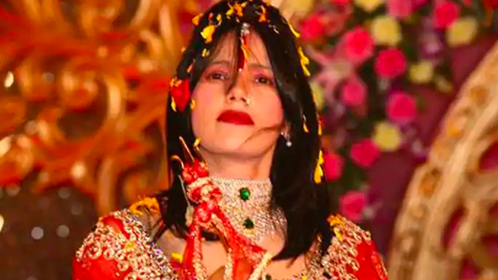 সঙ্গে পেয়ে যান দু'জন অনুচরকেও। 'ছোটি মা' এবং 'তালি বাবা'। শুধু সাধারণ মানুষই নন, মুম্বইয়ের নামজাদা সেলিব্রিটিরাও রাধে মা'র শিষ্যত্ব গ্রহণ করতে শুরু করেন ক্রমশ। এঁদের মধ্যে রয়েছেন, পরিচালক সুভাষ ঘাই, অভিনেতা রবি কিষণ সহ অনেকেই।