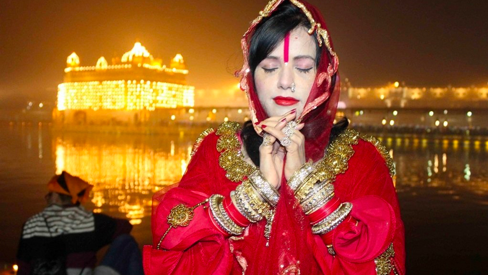 তবে ২০১৫ সাল থেকেই রাধে মা'কে জড়িয়ে প্রকাশ্যে আসতে থাকে একের পর এক বিতর্ক। মুম্বইয়ের বরিভালিতে ব্যবসায়ী সঞ্জীব গুপ্তের বাড়িতেই নিজের আশ্রম খোলেন রাধে মা। আর এই সঞ্জীবেরই পুত্রবধু নিক্কি রাধে মা'র বিরুদ্ধে তাঁর শ্বশুর-শাশুড়িকে উস্কানোর এবং পণ নেওয়ার জন্য চাপ সৃষ্টির অভিযোগ আনেন। শুধু তাই নয়, নিক্কি আরও দাবি করেন, রাধে মা'র ভক্তরা নাকি তাঁকে শারীরিক নির্যাতনও করেছেন।