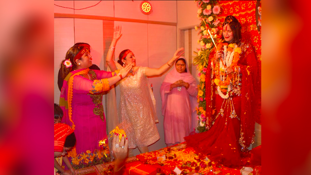 নিক্কির অভিযোগের ভিত্তিতে মুম্বই পুলিশ তাঁর বিরুদ্ধে লুকআউট নোটিস জারি করলেও প্রাক্তন কেন্দ্রীয় মন্ত্রী বিজয় সাম্পলা পাশে দাঁড়ান রাধে মা'র।  প্রকাশ্যেই রাধে মা'র হয়ে তিনি বলেন, মিডিয়া ইচ্ছাকৃত ভাবে অপপ্রচার চালাচ্ছে। রাধে মা'র জীবনে কোনও কালো দাগ নেই।