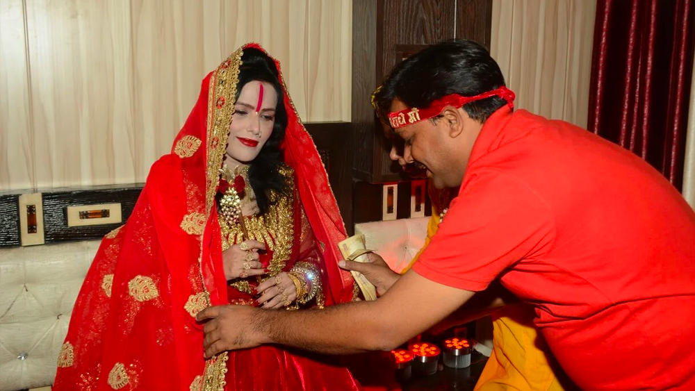 শুধু নিক্কিই নয় মডেল-অভিনেত্রী আরশি খানও ওই একই বছরে রাধে মা'র বিরুদ্ধে থানায় গুরুতর অভিযোগ করেন। আরশি তাঁর বয়ানে দাবি করেন, আশ্রমের আড়ালে রাধে মা এবং তাঁর অনুগামীরা মধুচক্র চালান। তিনি আরও দাবি করেন, রাধে মা'র ঘনিষ্ঠরা নাকি আরশিকে এই পেশায় আসার জন্য প্রস্তাবও দিয়েছেন। এই নিয়ে বেশ কয়েক দিন মিডিয়ায় তোলপাড় হলেও পড়ে তা ক্রমশ চাপা পড়ে যায়।