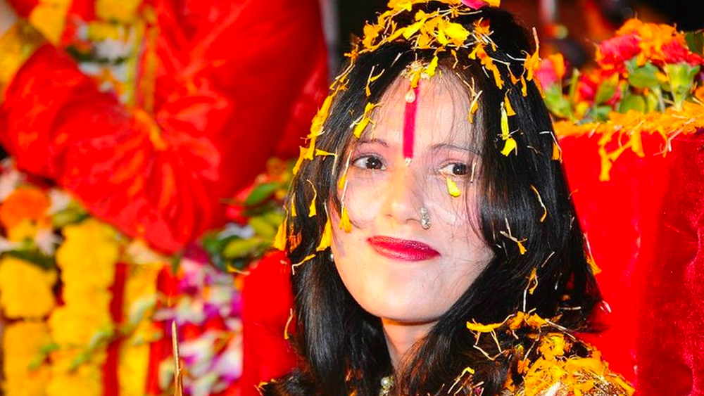 সেই রাধে মা'ই এ বার বিগ বসে। সূত্রের খবর, এই সিজনে প্রতি সপ্তাহে তাঁর প্রাপ্য পারিশ্রমিক ২৫ লক্ষ টাকা, যা তাঁকে বানিয়ে দিয়েছে এই সিজনের সবচেয়ে দামি প্রতিযোগী। সেরার শিরোপা কি উঠবে তাঁর মাথায়? তা অবশ্য বলবে সময়। 