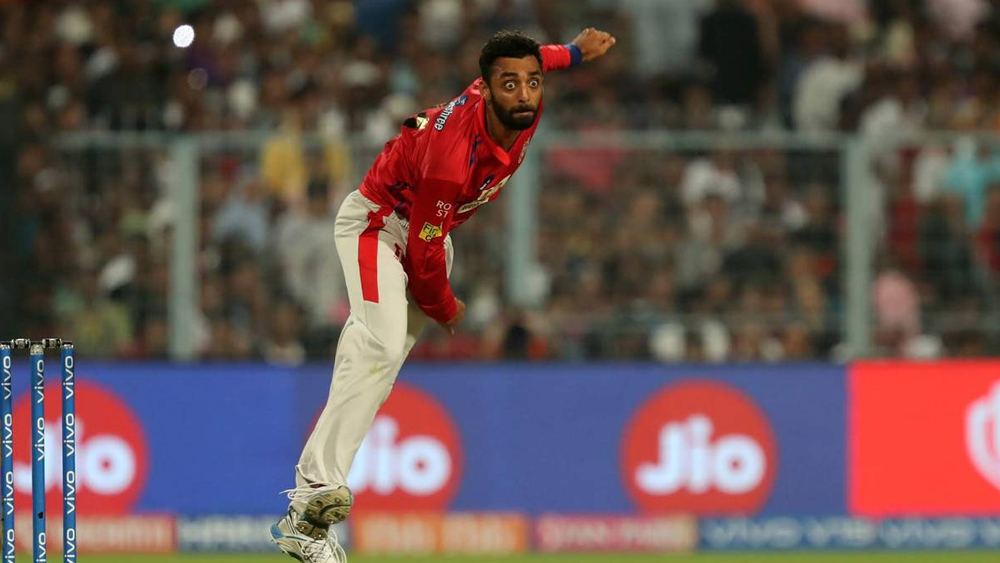 ৮ কোটি ৪০ লক্ষ টাকায় তাঁকে নিয়েছিল কিংস ইলেভেন পঞ্জাব। বিস্ময়-স্পিনারকে নিয়ে তৈরি হয় বিস্ময়। যদিও প্রথম ম্যাচে ৩৫ রান দিয়ে আর সুযোগ আসেনি খেলার। পরে আঙুলে চোটের জন্য বাড়ি ফিরে যেতে হয় আইপিএলের মাঝ পথেই।