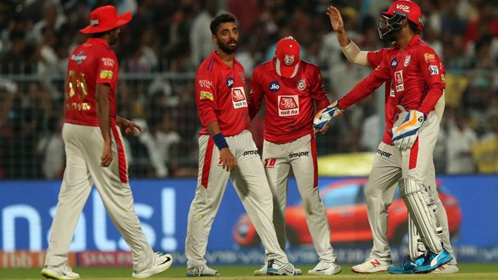 ভেঙে পড়েছিলেন বরুণ। কর্ণাটকের বাড়িতে ফের গ্রাস করেছিল হতাশা। ছোটবেলা থেকে ক্রিকেটে আকর্ষণ থাকলেও সুযোগ পেতেন না। দলে থাকার জন্য কখনও উইকেটকিপিং করেছেন, কখনও পেস বোলিং। সফল হতে পারছিলেন না কিছুতেই।