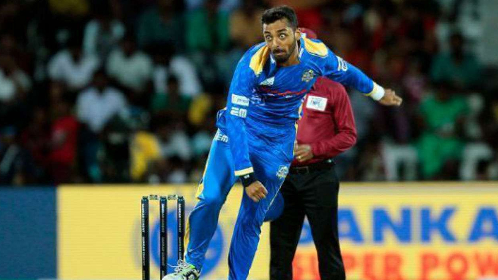 নিজেকে হঠাৎই আবিষ্কার করেন ‘গলি ক্রিকেট’-এ। ছ’টা বলের কোনওটা লেগস্পিন, কোনওটা অফস্পিন করছেন। সেই সঙ্গেই ফ্লিপার, ক্যারম বল, স্লাইডার ও টপস্পিন করতে পারছেন। স্পিনার হিসেবে তামিলনাড়ুর চতুর্থ ডিভিশনে খেলতে শুরু করেন বরুণ।