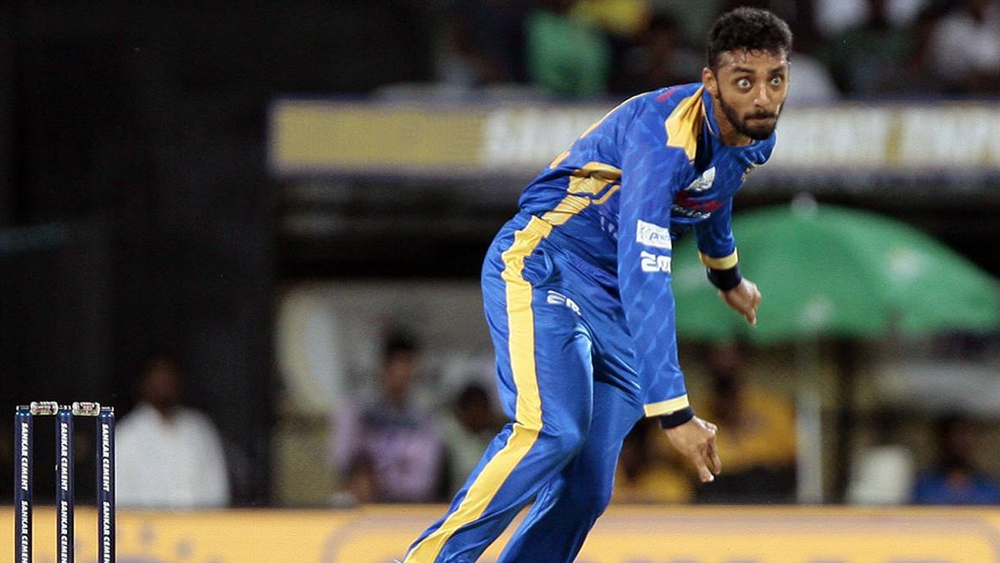 যদিও মাঠ ছেড়ে বেশি দিন থাকতে পারেননি। ২০১৬-এ চাকরি ছেড়ে তামিলনাড়ুর দ্বিতীয় ডিভিশনে খেলার সিদ্ধান্ত নেন। সেখান থেকেই তিনি নজর কাড়েন টিএনপিএল ফ্র্যাঞ্চাইজির। এর পরে সুযোগ আসে আইপিএলেও। কিন্তু শুরুতেই ব্যর্থতা হতাশ করে দেয় তাঁকে।