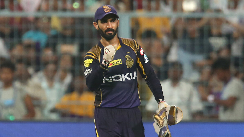 কথা বলেন কলকাতা নাইট রাইডার্সের অধিনায়ক দিনেশ কার্তিকের সঙ্গে। ব্যক্তিগত অনুশীলনে তিনি ডেকে পাঠান বরুণকে। বুঝতে পারেন, সম্ভাবনা রয়েছে তাঁর মধ্যে। ক্রিকেট ছাড়তে বারণ করেন তাঁকে।