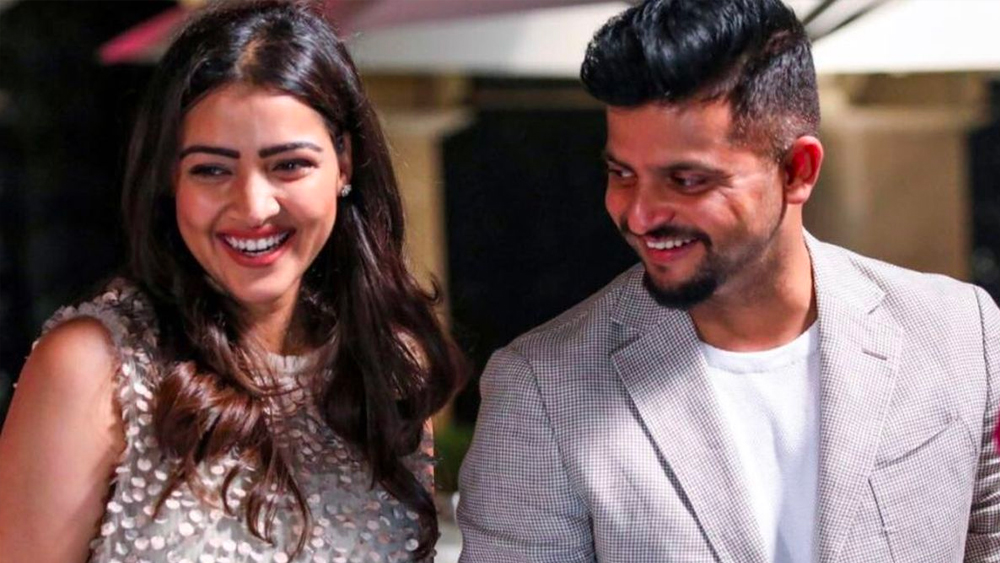 বেশ কিছু বছর পরে ২০০৮-এ দিল্লি বিমানবন্দরে আচমকাই দেখা দুই বাল্যবন্ধুর। সুরেশ যাচ্ছিলেন বেঙ্গালুরু, আইপিএল ম্যাচ খেলতে। ছুটি কাটিয়ে প্রিয়ঙ্কা ফিরছিলেন তাঁর কাজের জায়গা নেদারল্যান্ডস। ৫ মিনিট স্থায়িত্ব ছিল সাক্ষাতের। পরে দু’জনেই জানিয়েছিলেন, তখনও তাঁরা জানতেন না ভবিষ্যতে কী অপেক্ষা করে আছে তাঁদের জন্য।