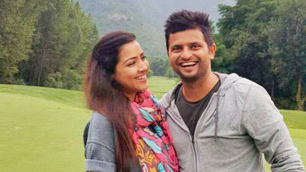 ৭ বছর পরে সুরেশ তখন বিশ্বকাপ খেলতে অস্ট্রেলিয়ায়। বাড়িতে বিয়ের কথা চলছিলই। অস্ট্রেলিয়ায় বসে মায়ের ফোনে সুরেশ জানতে পারেন ছোটবেলার বন্ধুর সঙ্গে তাঁর বিয়ে ঠিক হয়ে গিয়েছে! কে সেই বান্ধবী? জানতে চাইলে সুরেশের মা ফোন দিয়ে দেন প্রিয়ঙ্কাকে। সেই শুরু।