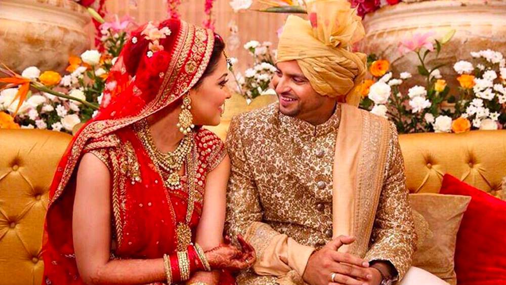 ২০১৫-র ১ এপ্রিল ঘরোয়া পারিবারিক অনুষ্ঠানে দু’জনের এনগেজমেন্ট হয়। রায়না পরিবারের বাড়িতে সেই অনুষ্ঠানে আমন্ত্রিত ছিলেন দুই পরিবারের লোকজন।