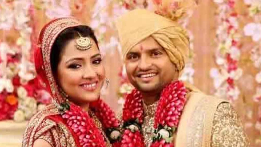 বিয়ের জন্য রায়না বেছে নিয়েছিলেন দিল্লির বিলাসবহুল হোটেল দ্য লীলা প্যালেস-কে। তাঁর বিয়ে উপলক্ষে হোটেল কার্যত হয়ে উঠেছিল চাঁদের হাট। ক্রিকেট, অভিনয় এবং রাজনীতি জগতের বিখ্যাত ব্যক্তিত্বরা আমন্ত্রিত ছিলেন সেই অনুষ্ঠানে।