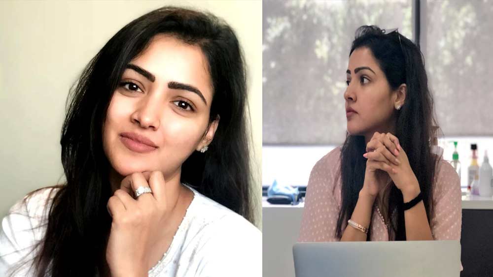 বেশির ভাগ ক্রিকেট তারকাদের স্ত্রীরা বিয়ের পরে চাকরি ছেড়ে দেন। প্রিয়ঙ্কা কিন্তু একটা সময় পর্যন্ত দীর্ঘদিন চাকরি করে গিয়েছেন। শোনা যায়, সম্প্রতি তিনি চাকরি ছেড়ে দিয়েছেন। ফলে সুরেশ মাঠে খেললেই গ্যালারিতে প্রিয়ঙ্কা— এই ছবি সচরাচর ধরা পড়েনি। স্ত্রীর কেরিয়ারে বাধা হয়ে দাঁড়াননি রায়নাও।