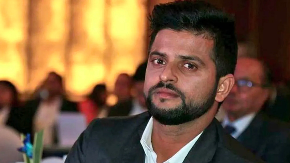 দুষ্কৃতীদের আক্রমণে প্রাণ হারান কাকা। গুরুতর জখম হন কাকিমা। ভাইবোনেরাও মারাত্মক আহত হন। পারিবারিক বিপর্যয়ের  এই খবর পেয়ে দ্রুত আমিরশাহি থেকে সিএসকে শিবির ছেড়ে দেশে ফেরত আসেন রায়না।