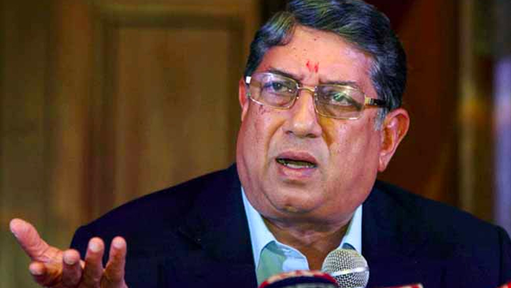 চেন্নাই সুপার কিংস দলের মালিক তথা প্রাক্তন বোর্ড প্রেসিডেন্ট এন শ্রীনিবাসন যে রায়নার ফিরে আসার ঘটনায় অসন্তুষ্ট, তা বুঝিয়ে দেন। তিনি বলেছেন, “অনিচ্ছুক কাউকে আটকে রাখার বিরোধী আমি। আমি কাউকে জোর করে কিছু করাই না। আর কখনও কখনও সাফল্যে মাথা ঘুরে যায়। চেন্নাই সুপার কিংস একটা পরিবারের মতো। এখানে সমস্ত সিনিয়র ক্রিকেটারকেই একসঙ্গে থাকা শিখতে হয়। আর রায়না নিশ্চিত ভাবেই উপলব্ধি করবে যে কত টাকা ও হারাতে চলেছে।” প্রসঙ্গত, প্রতি মরসুমে সিএসকে থেকে ১১ কোটি টাকা পান রায়না।