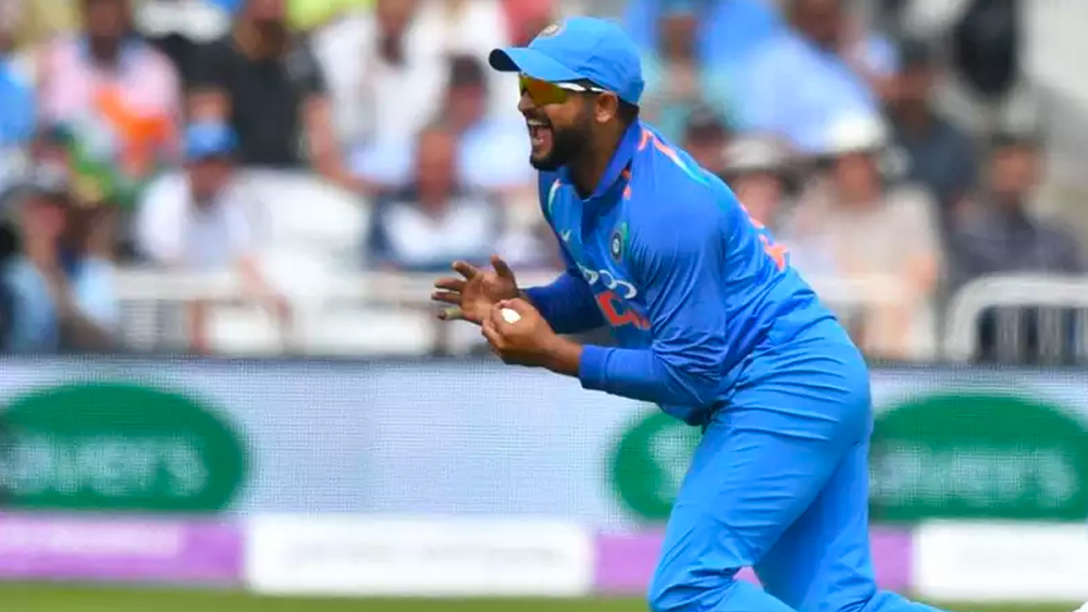 একটা সময়ে রায়না ছিলেন দলের সেরা ফিল্ডার। আন্তর্জাতিক ক্রিকেট থেকে অবসরের পরে রায়না এখন সময় কাটাতে চান পরিবারের সঙ্গে।