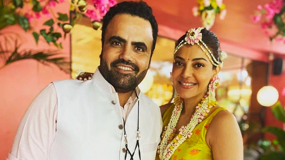 গায়েহলুদের অনুষ্ঠান শুরু হতেই চেকড সাদা কুর্তা ছেড়ে একেবারে ঘিয়ে রঙের পঞ্জাবি গায়ে চাপিয়েছিলেন গৌতম। মাঝেমধ্যে কাজলের সঙ্গে সেরে নিয়েছেন টুকটাক কথাবার্তাও। কাজলও বন্ধুদের সঙ্গে আড্ডায় মেতেছেন, ক্যামেরার সামনে পোজ দিয়েছেন।