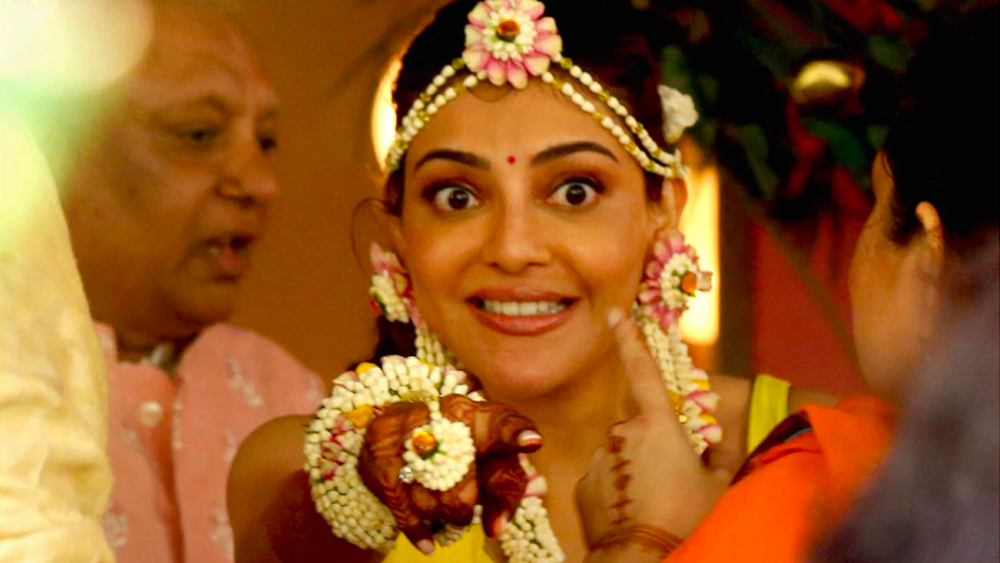 গায়েহলুদের সাজাগোজার মাঝে চলেছে ছবি তোলা। তার ফাঁকেও অতিথিদের সামলেছেন কাজল। হিন্দি এবং তামিল ছবির নায়িকাকে বেশ রিল্যাক্সড লাগছিল সব ক্যামেরার লেন্সেই।